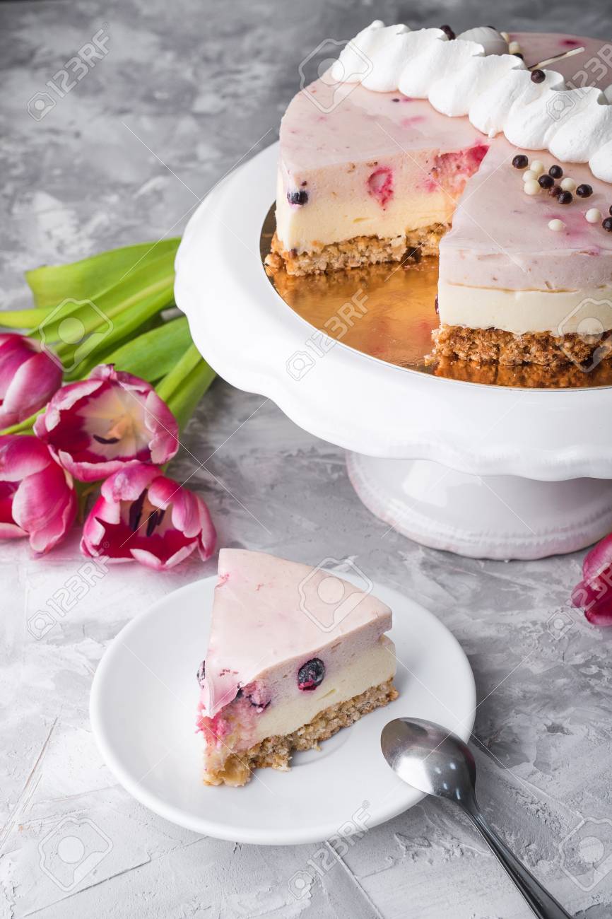 Gateau De Dessert Avec Des Fleurs De Tulipes Sur Un Fond Un Cadeau A Une Femme Le 8 Mars Jour De La Saint Valentin Journee Internationale De La Femme Banque D Images Et Photos