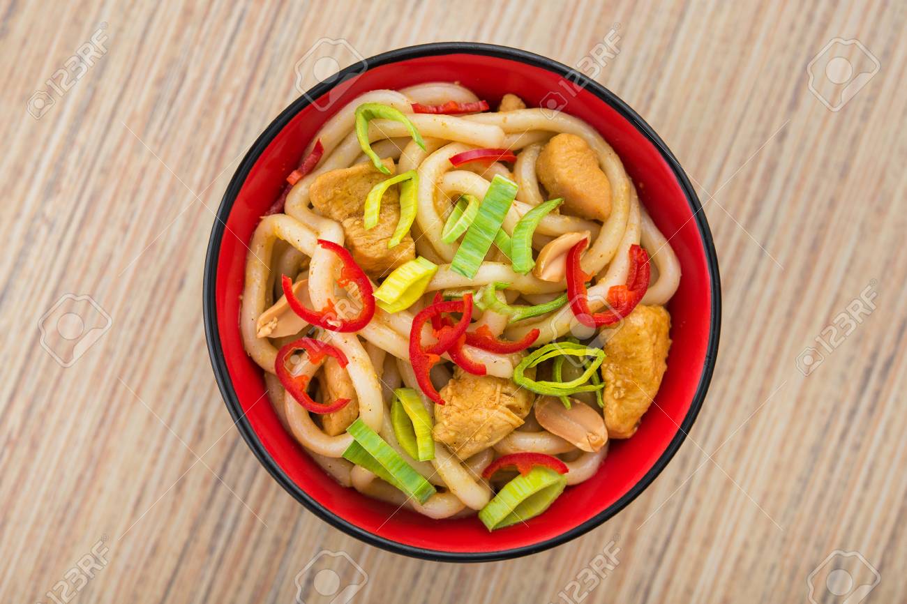 木製のテーブルの上に赤いチリコショウのうどん 辛い日本食 の写真素材 画像素材 Image
