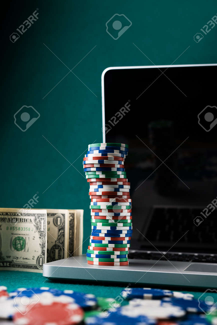 カジノのテーブルでドルを使ったオンラインポーカーゲーム。幸運の背景。縦の写真の写真素材・画像素材 Image 157010274