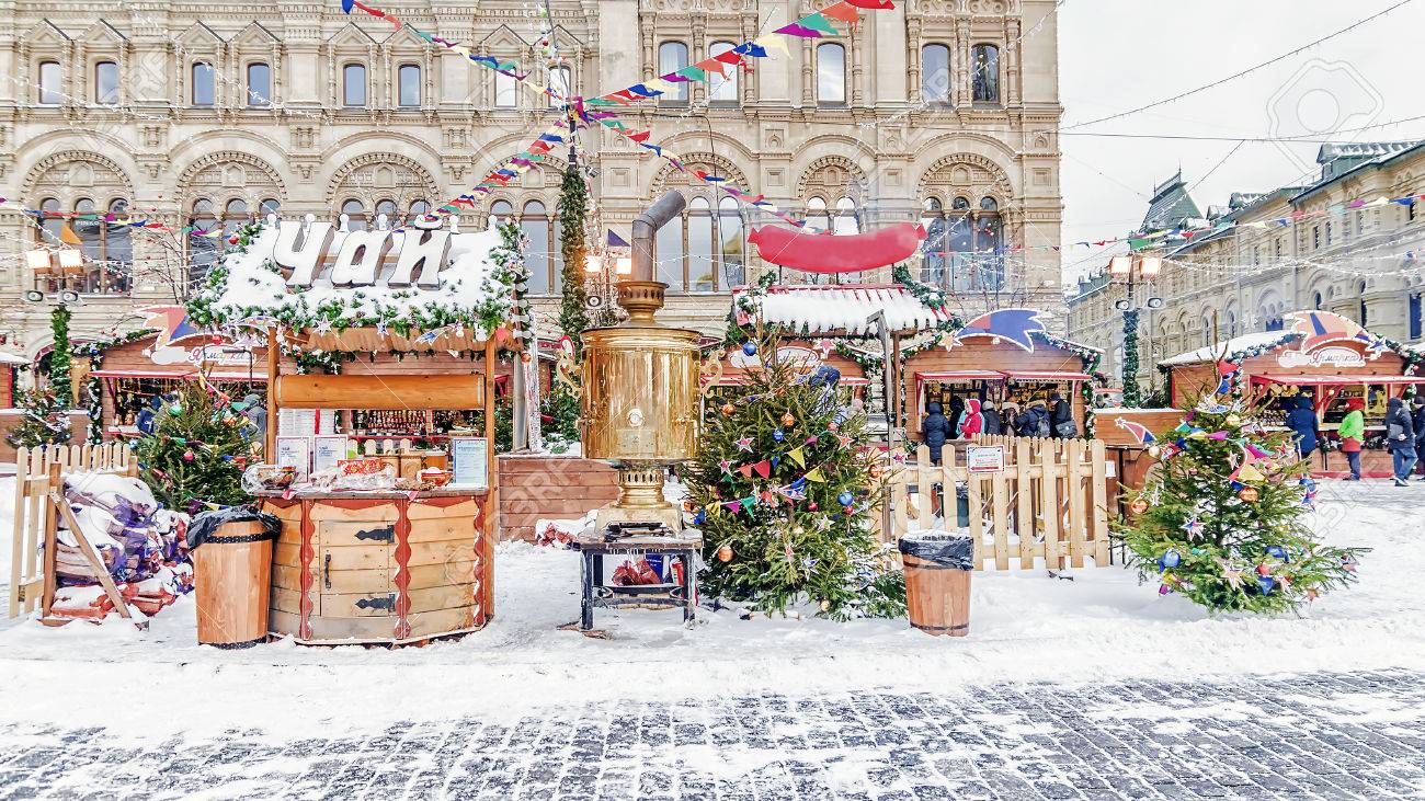 モスクワの赤の広場にクリスマス マーケット ロシア 茶 キオスクの碑文 の写真素材 画像素材 Image