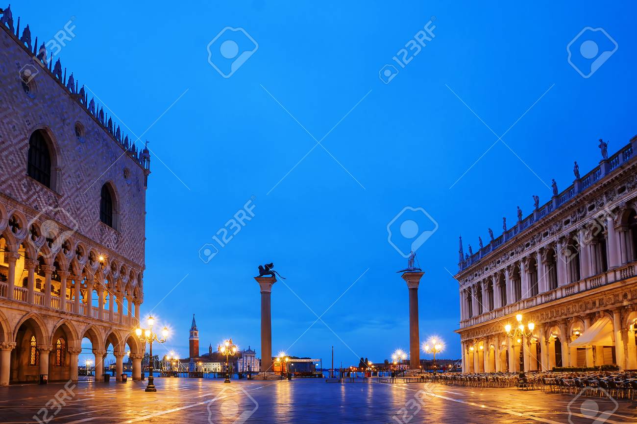 イタリア ヴェネツィアのサン マルコ広場の夜景 イタリア語で碑文 Gondol サービス の写真素材 画像素材 Image