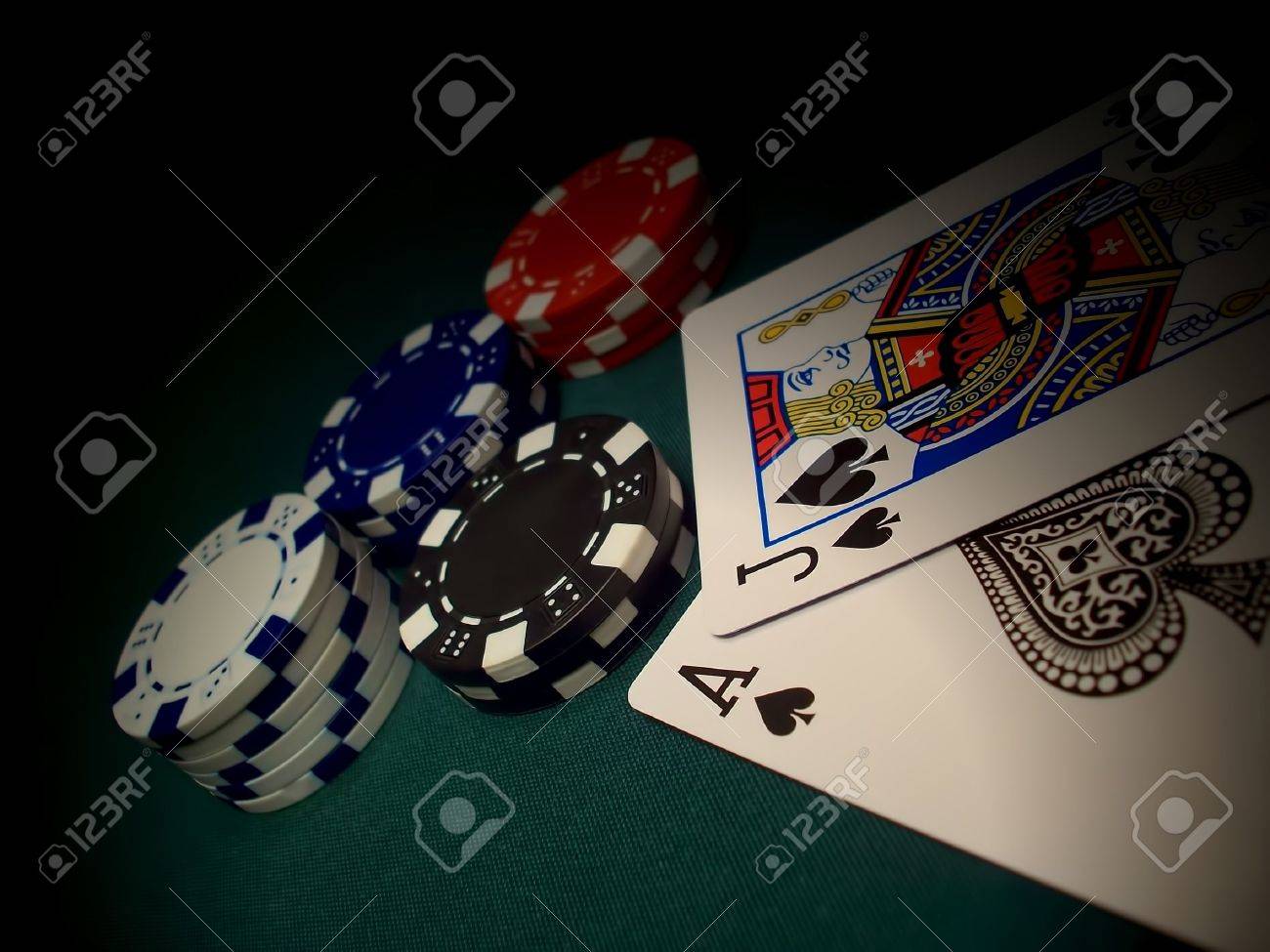 赤 青 白 黒のポーカー チップ緑のフェルトのゲーム テーブルで 2 赤 青 白 黒のポーカー チップ緑のフェルトのゲーム テーブルで 2