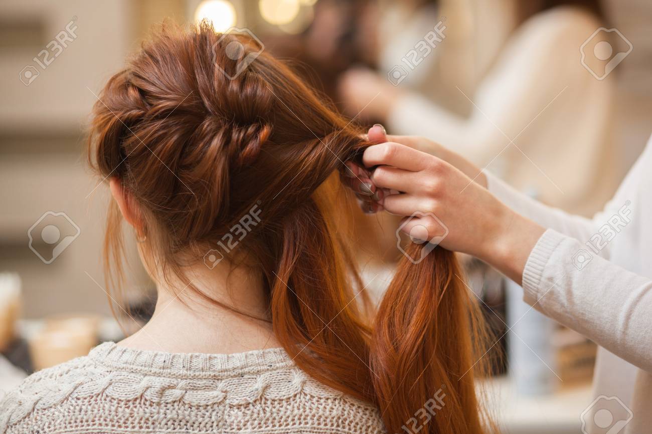 美しい 長い赤髪の毛少女と美容院フランス三つ編みを編むビューティー サロン プロのヘアケアとヘアスタイルを作成します の写真素材 画像素材 Image