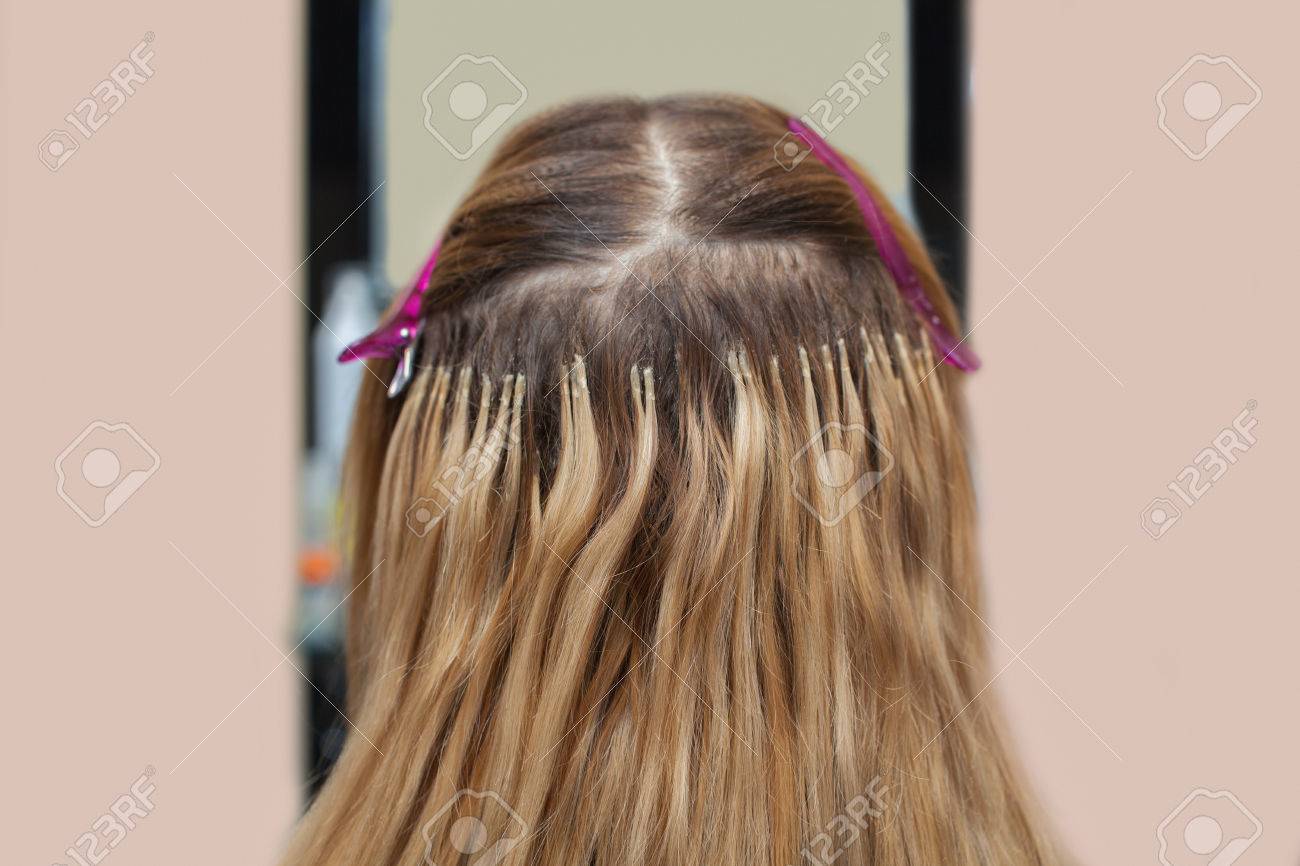 髪結いのエクステ サロンで金髪の若い女の子に プロのヘアケア の写真素材 画像素材 Image