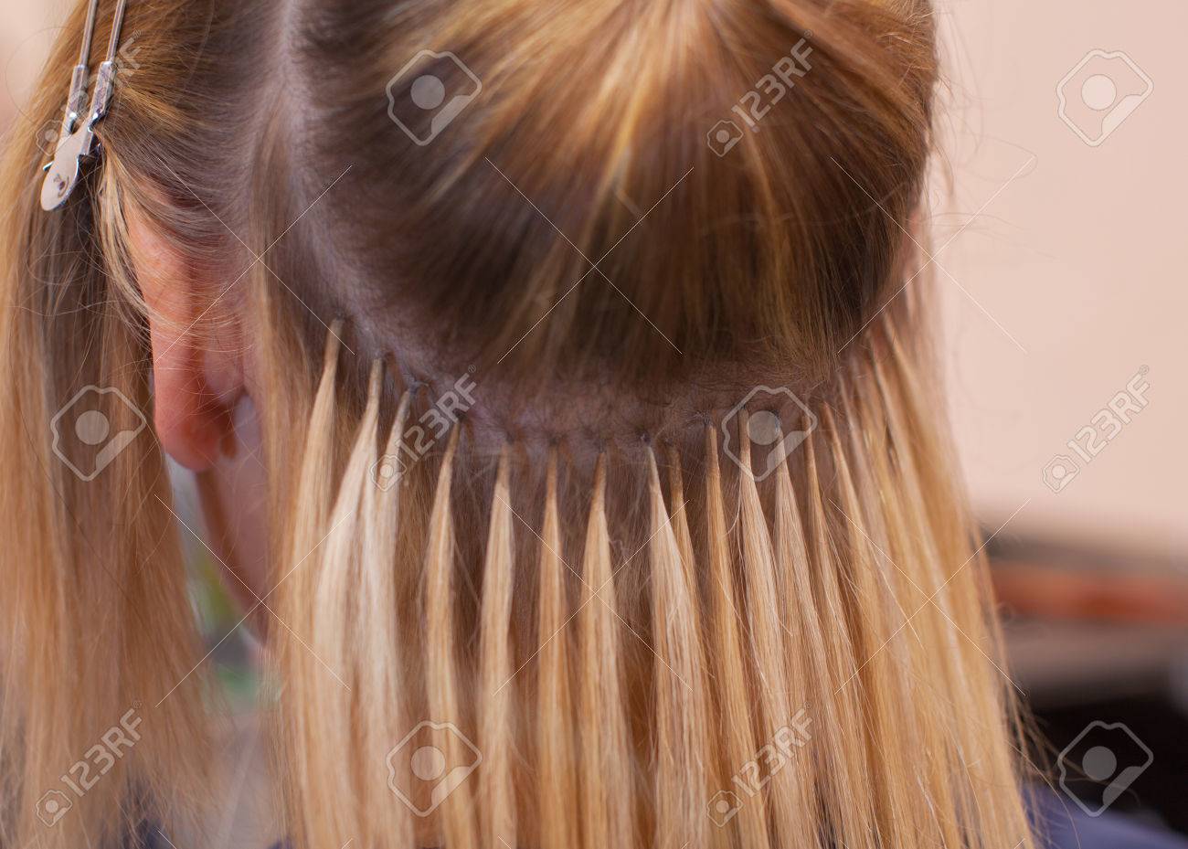 髪結いのエクステ サロンで金髪の若い女の子に プロのヘアケア の写真素材 画像素材 Image