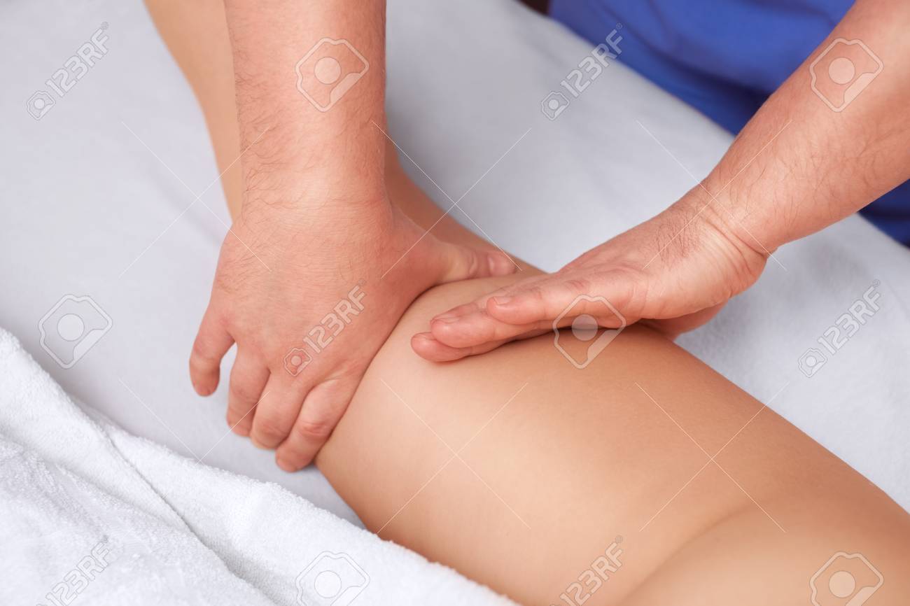 Der Masseur Macht Anti Cellulite Massage Am Gesass Und An Den Oberschenkeln Des Patienten Behandlung Von Ubergewicht Lizenzfreie Fotos Bilder Und Stock Fotografie Image 89133190