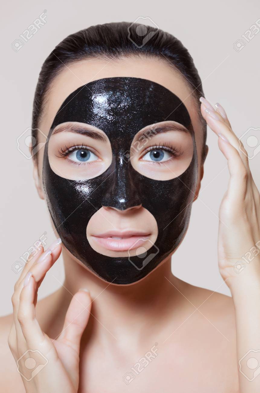 106496696-a-black-mask-to-the-face-of-a-beautiful-woman-spa-treatments-and-care-of-the-cats-in-the-beauty-salo.jpg