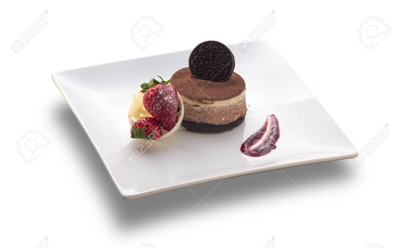 Gateau Au Chocolat Avec Biscuit Rond Sur Le Dessus Et Fraises Isole Sur Fond Blanc Banque D Images Et Photos Libres De Droits Image
