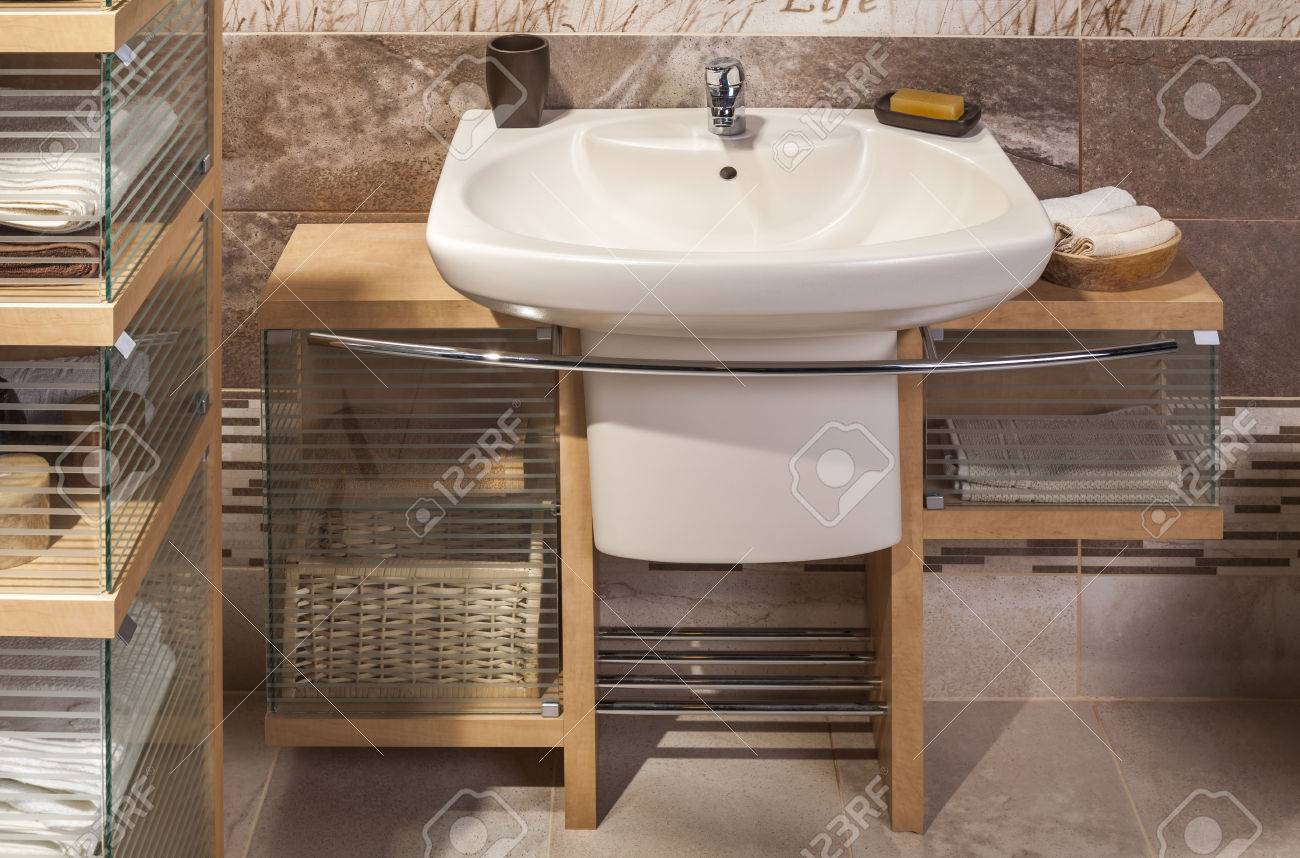 detail eines modernen badezimmer mit waschbecken und schrank für handtücher