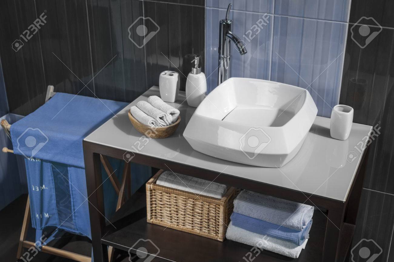 Detalle De Un Moderno Cuarto De Baño Con Lavabo Y Accesorios De Baño ... Detalle De Un Moderno Cuarto De Baño Con Lavabo Y Accesorios De Baño ...