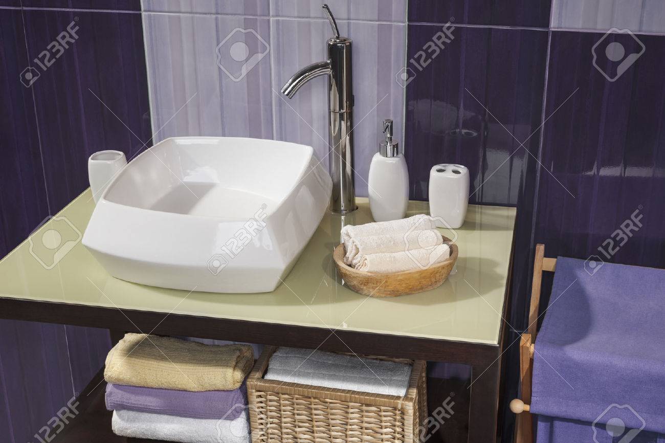 Detalle De Un Moderno Cuarto De Baño Con Lavabo Y Accesorios De Baño ... Detalle De Un Moderno Cuarto De Baño Con Lavabo Y Accesorios De Baño ...