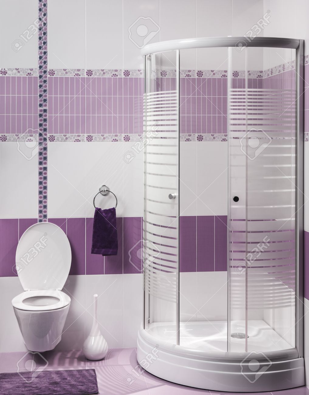 Detalle De Un Moderno Cuarto De Baño Interior Con Ducha De Lujo Y ... Detalle De Un Moderno Cuarto De Baño Interior Con Ducha De Lujo Y ...