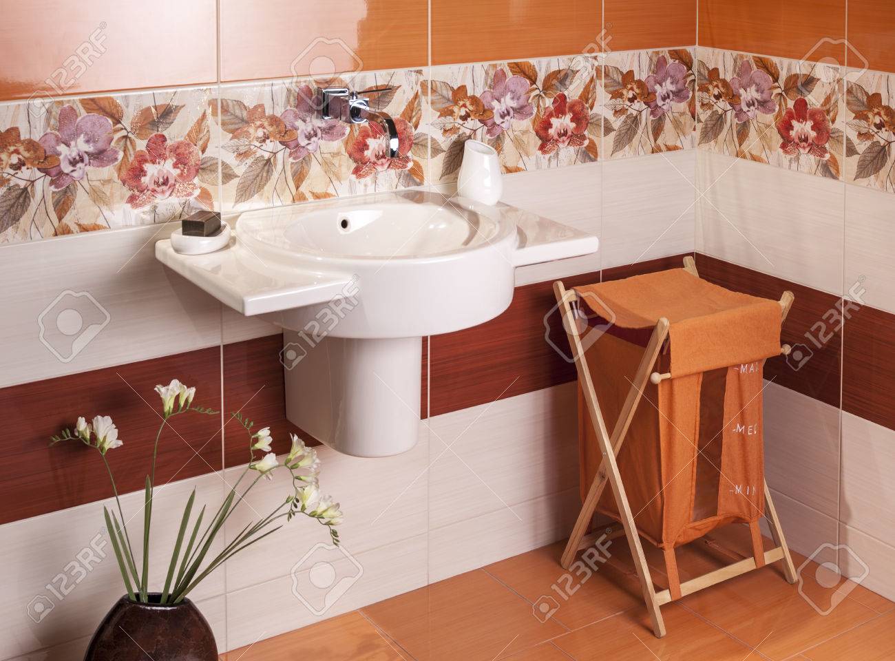 Schöner Innenraum Bad Mit Waschbecken Und WC; Mit Roten Fliesen ... Schöner Innenraum Bad Mit Waschbecken Und WC; Mit Roten Fliesen ...