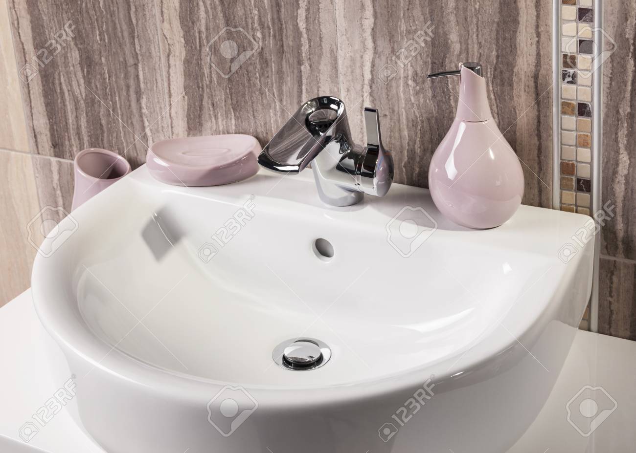 Detalle De Un Moderno Cuarto De Baño Con Lavabo Y Accesorios Fotos ... Detalle De Un Moderno Cuarto De Baño Con Lavabo Y Accesorios Fotos ...