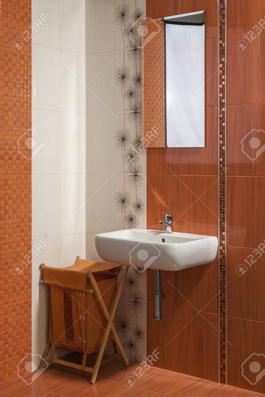 Detail Van Het Moderne Interieur Van Een Privébadkamer In Oranje ... Detail Van Het Moderne Interieur Van Een Privébadkamer In Oranje ...