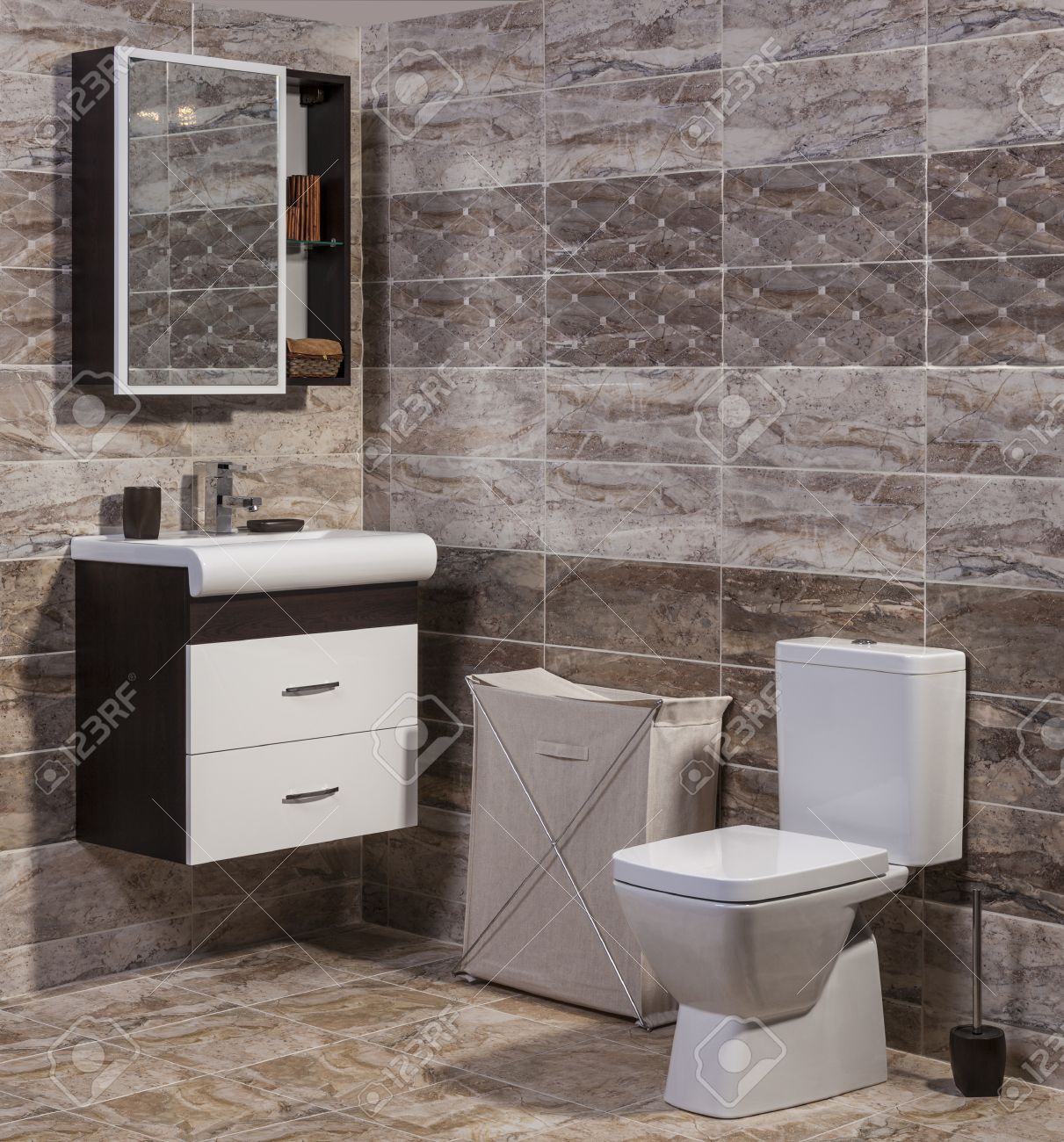 allinterno di bagno alla moda wc e lavandino e piastrelle ceramiche moderne archivio