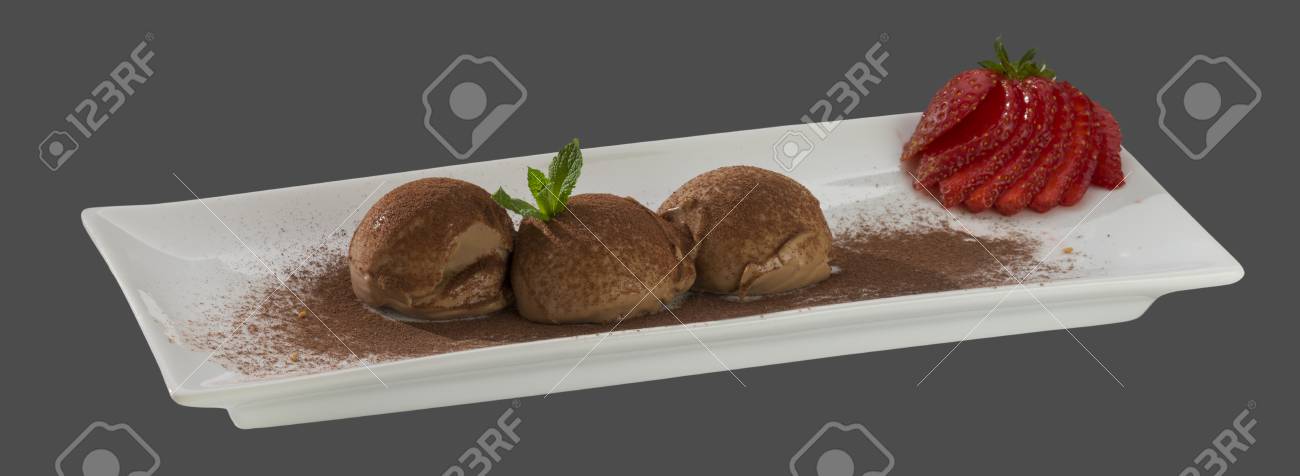 デザート アイスクリーム ミント イチゴ ケーキのデコレーション クリーム バニラ 牛乳 砂糖 甘い 誘惑 ココア 夏 風邪 ダイエット 重量損失分離皿灰色の背景 の写真素材 画像素材 Image