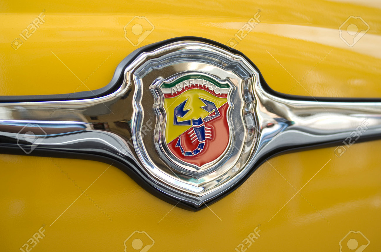 インペリア イタリア 16 年 4 月 24 日 ビンテージ車にアバルトのロゴの詳細を閉じる の写真素材 画像素材 Image