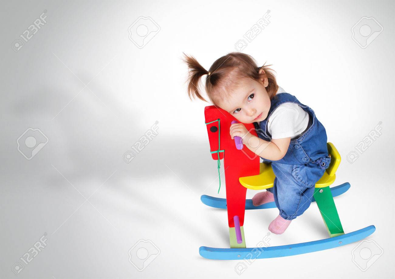 面白い夢を見て女の子の乗り物おもちゃの馬 の写真素材 画像素材 Image