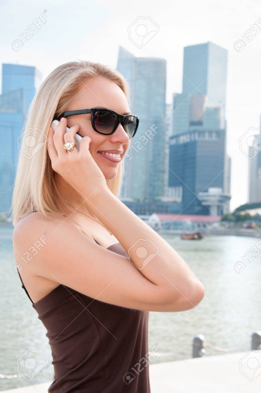 シンガポールで電話で話している若い美人 の写真素材 画像素材 Image