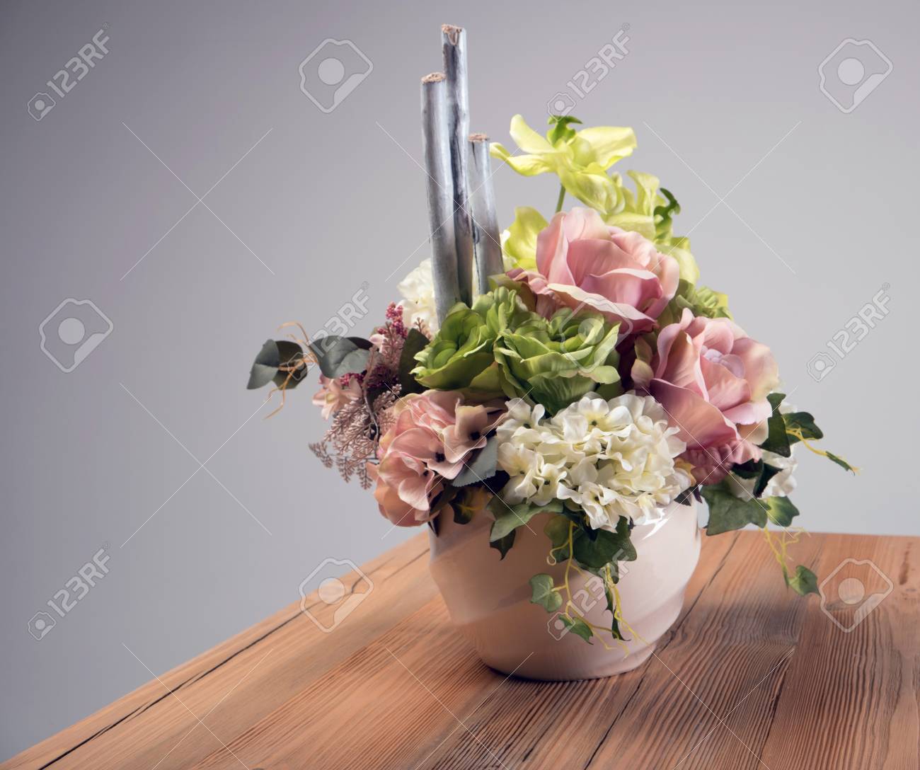 花瓶に造花ブーケ の写真素材 画像素材 Image