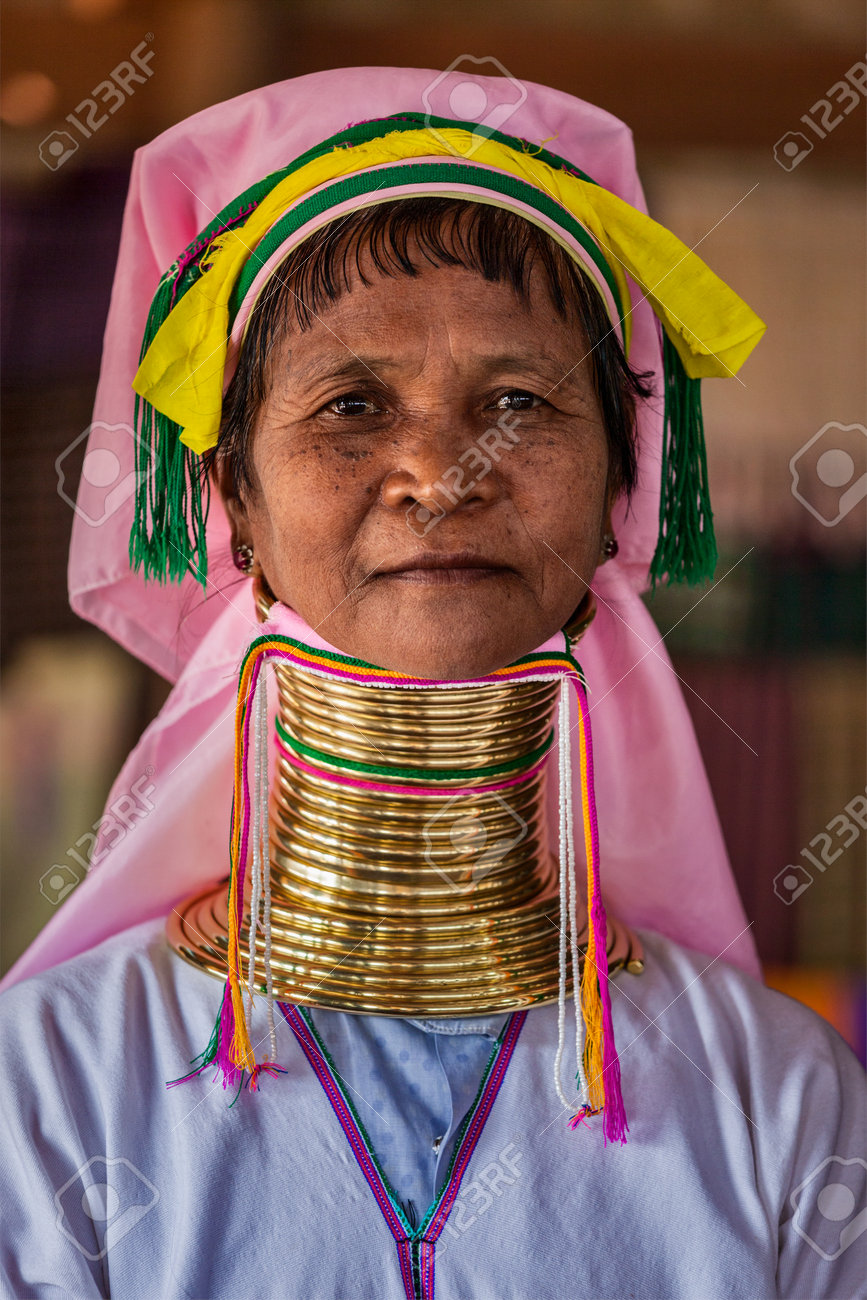 インレー湖で ミャンマー 14 年 1 月 7 日 正体不明パダウン族の首の長い女性 パダウン族の首の長い女性は 5 歳から首周辺少数民族ミャンマー観光のため悪用の真鍮リングを着用します の写真素材 画像素材 Image