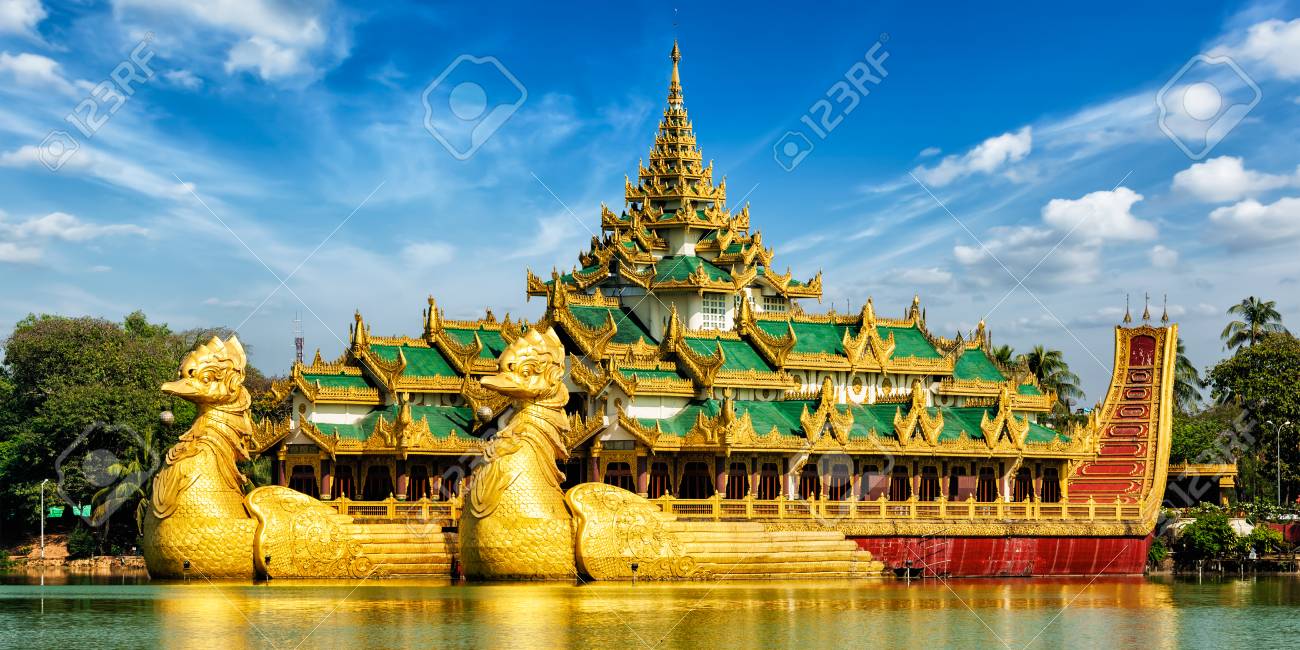 ヤンゴン アイコン ランドマークや観光名所のパノラマ Karaweik カンドージ湖 ヤンゴン ミャンマー ビルマ でビルマ王室御座船のレプリカ の写真素材 画像素材 Image