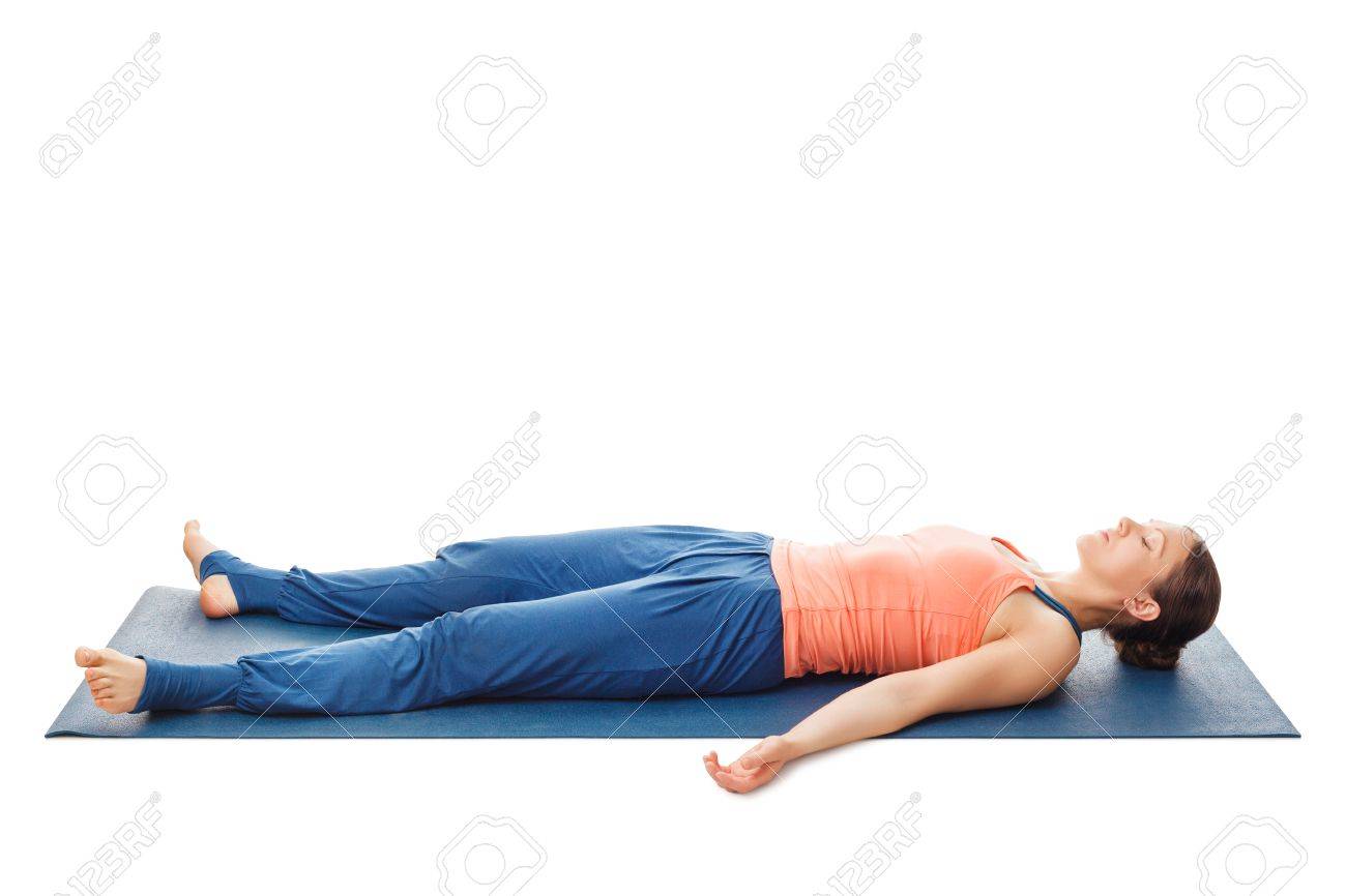 ヨガのアサナ Savasana 白で隔離死体のポーズでリラックスする女 の写真素材 画像素材 Image ヨガのアサナ Savasana 白で隔離死体のポーズでリラックスする女 の写真素材 画像素材 Image