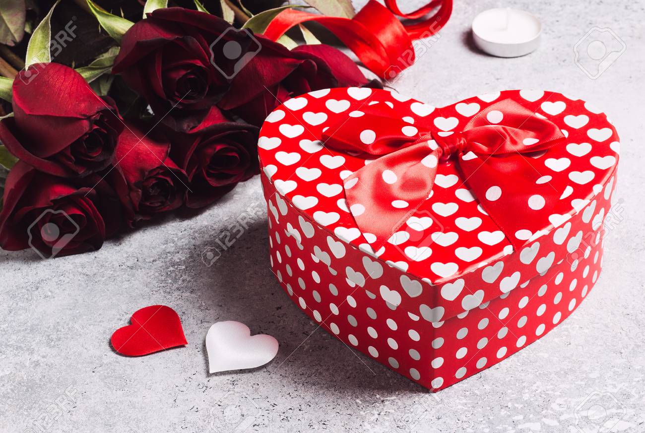 Jour De La Fete Des Meres De La Saint Valentin Rose Rouge Cadeau Boite Coeur Forme Surprise Sur Fond Gris Cadeau De Fleur D Amour Pour Femme Sur Le Mariage D Anniversaire De Vacances Romantiques Jour De La Fete Des Meres De La Saint Valentin Rose Rouge Cadeau Boite Coeur Forme Surprise Sur Fond Gris Cadeau De Fleur D Amour Pour Femme Sur Le Mariage D Anniversaire De Vacances Romantiques