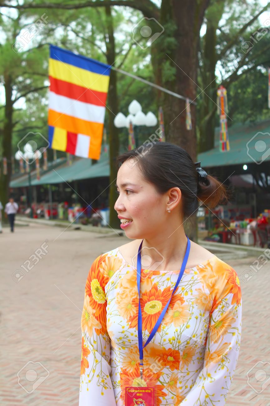 ハイ ズオン ベトナム 10 月 9 日 正体不明のベトナム女性は 14 年 10 月 9 日ベトナム ハイズオンに伝統的なロングドレスを着用します 長いドレスは ベトナムの女性の有名な伝統的なコスチュームです の写真素材 画像素材 Image