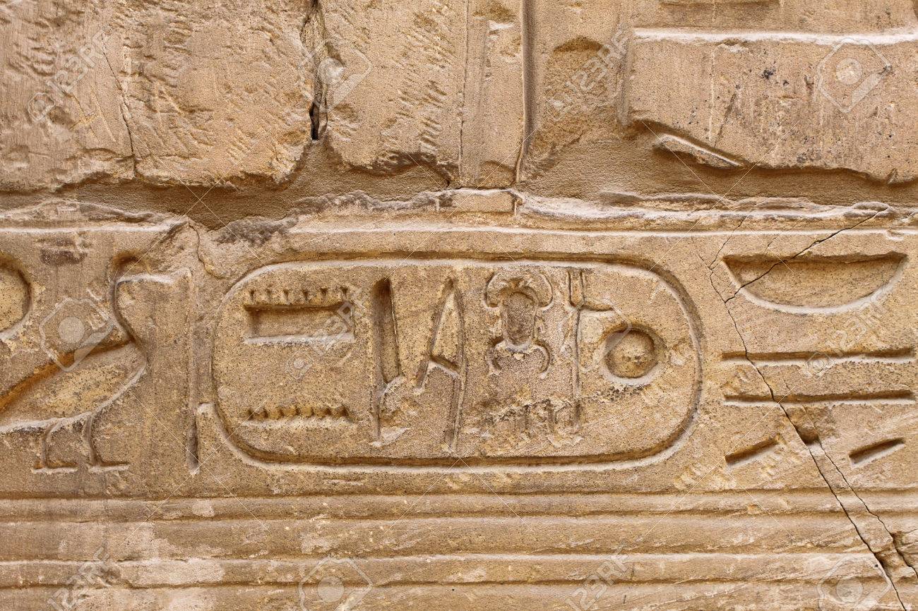 カルナック神殿 ルクソールの石に刻まれた古代エジプト象形文字 の写真素材 画像素材 Image