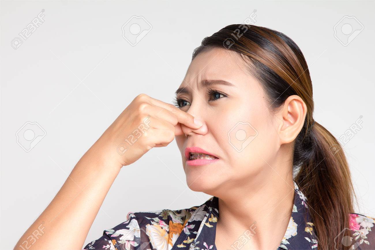 Asiatische Frau Die Ihre Nase Schliesst Lizenzfreie Fotos Bilder Und Stock Fotografie Image