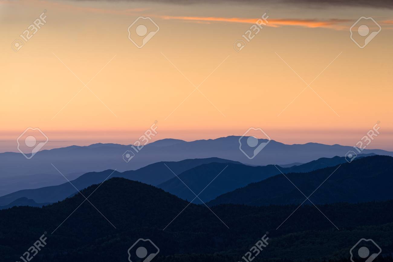 日の出テッサリア ギリシャのピンドス山脈の尾根 の写真素材 画像素材 Image