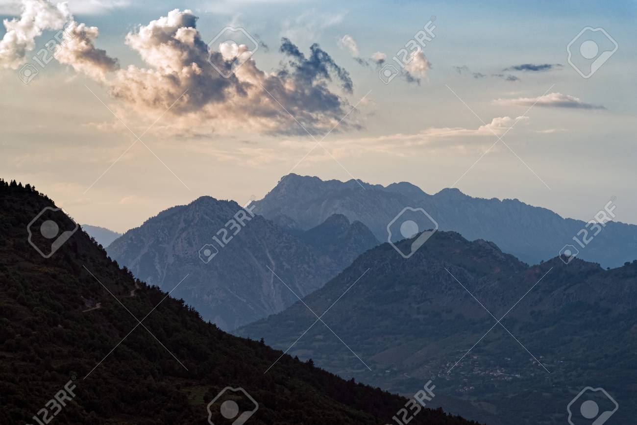 日の出テッサリア ギリシャのピンドス山脈の尾根 の写真素材 画像素材 Image