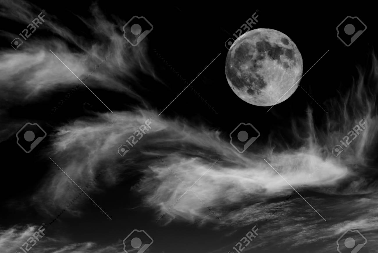 月と雲の夜のモノクロ画像 の写真素材 画像素材 Image