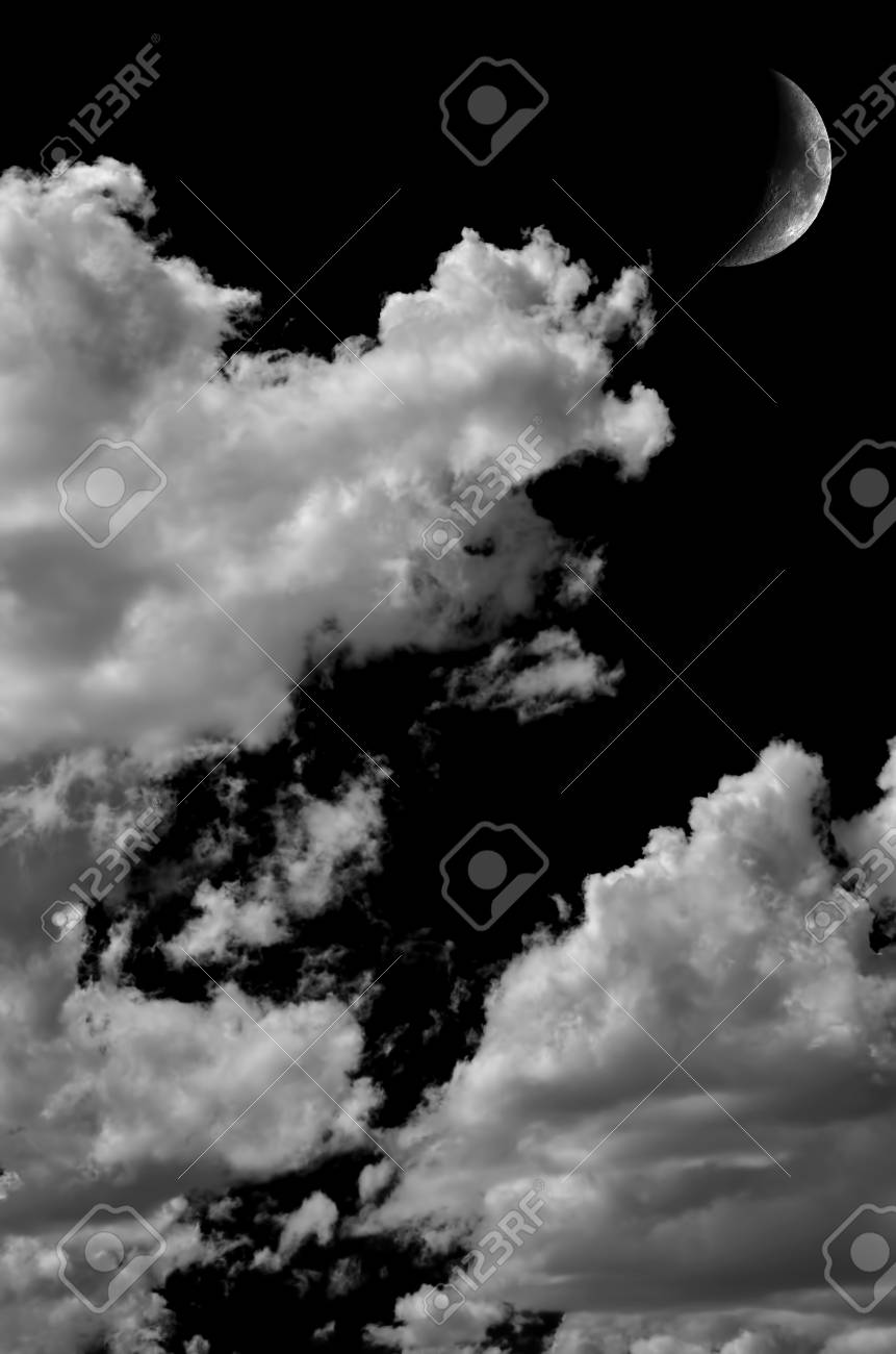 月と近付い雲のモノクロ画像 の写真素材 画像素材 Image