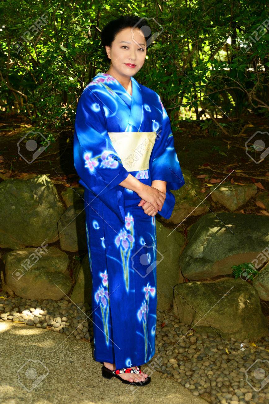 青い浴衣を着て美しい日本人女性 の写真素材 画像素材 Image