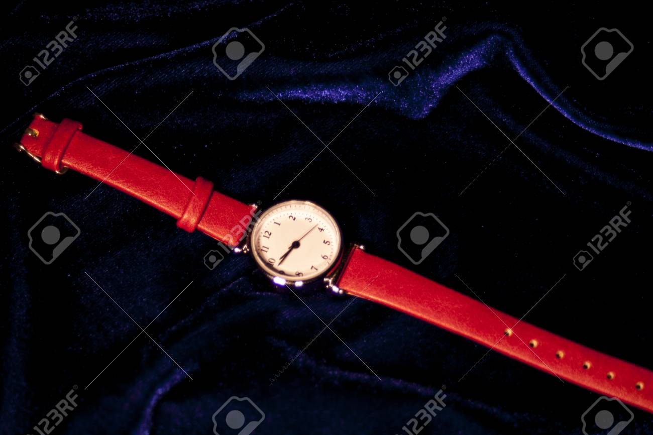 Resultado de imagen de reloj clasico fondo azul | Relojes Resultado de imagen de reloj clasico fondo azul | Relojes