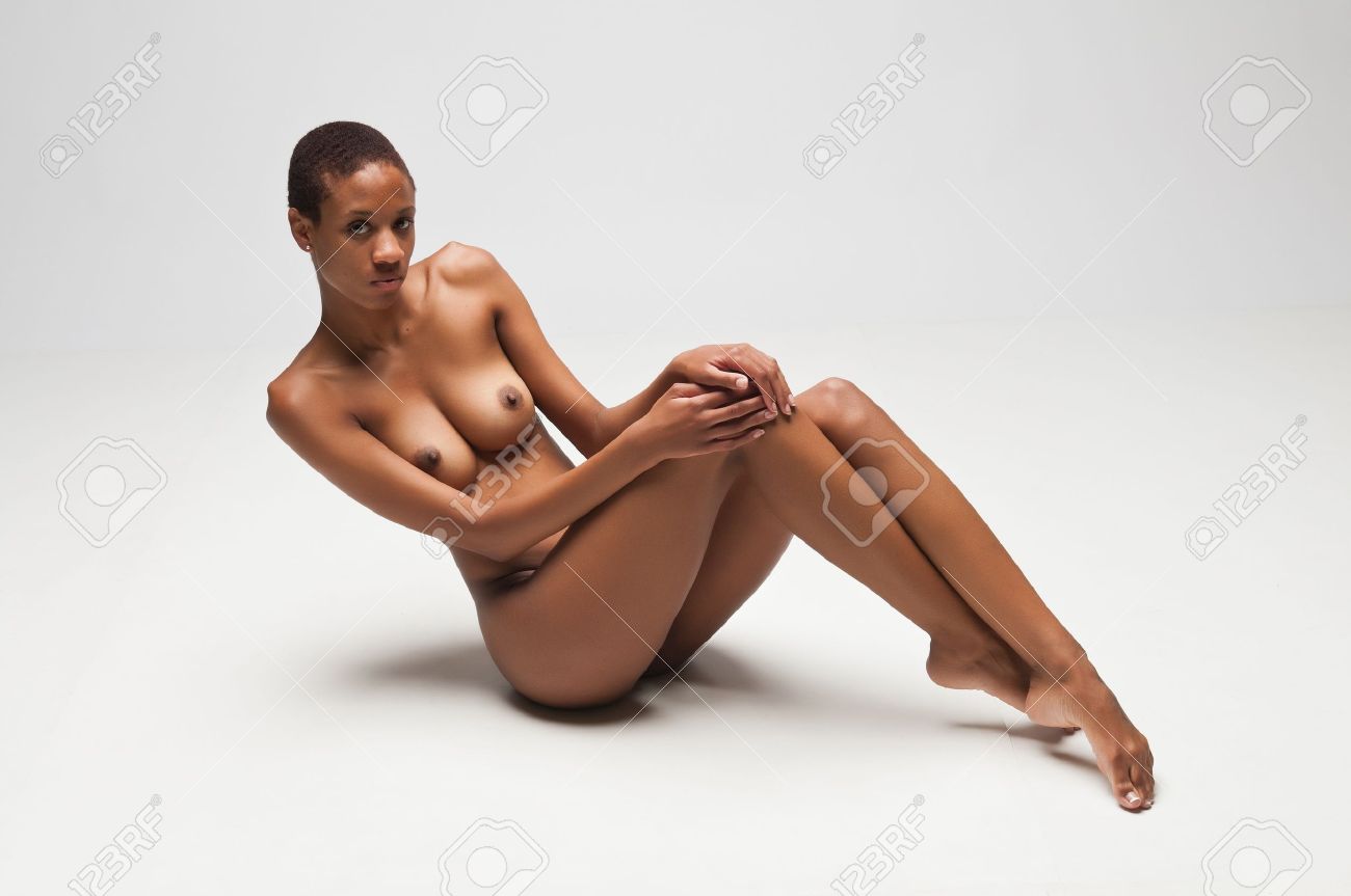 黒人　ヌード 白でヌードポーズ細身の若い黒人女性の写真素材・画像素材 Image 10002234