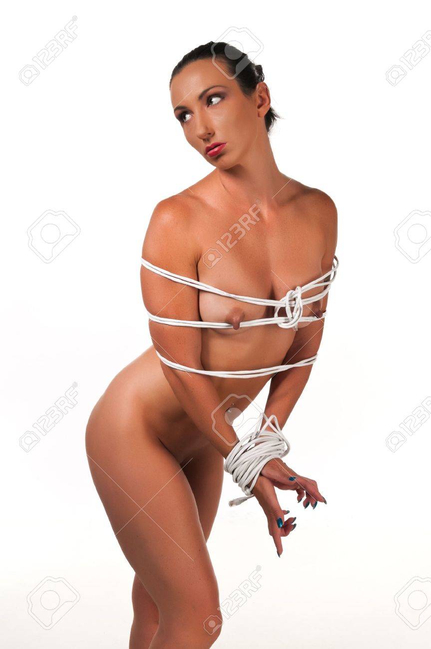 Mujer desnuda atada de las manos - desnuda.xyz