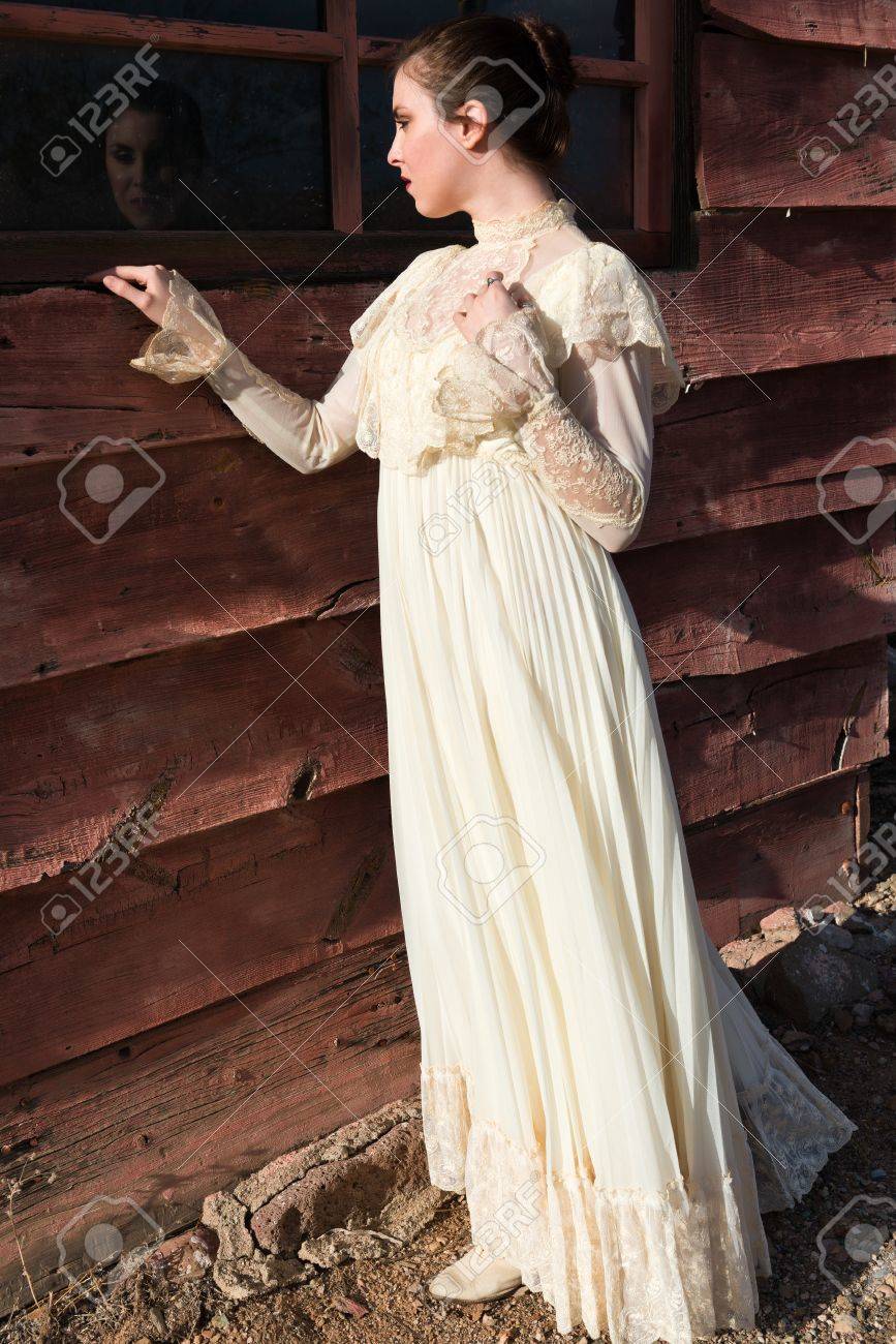 Pretty Morena Con Un Vestido De época Victoriana Fotos, Retratos, Imágenes Y Fotografía De Archivo Libres De Derecho. Image 24230574. Pretty Morena Con Un Vestido De época Victoriana Fotos, Retratos, Imágenes Y Fotografía De Archivo Libres De Derecho. Image 24230574.