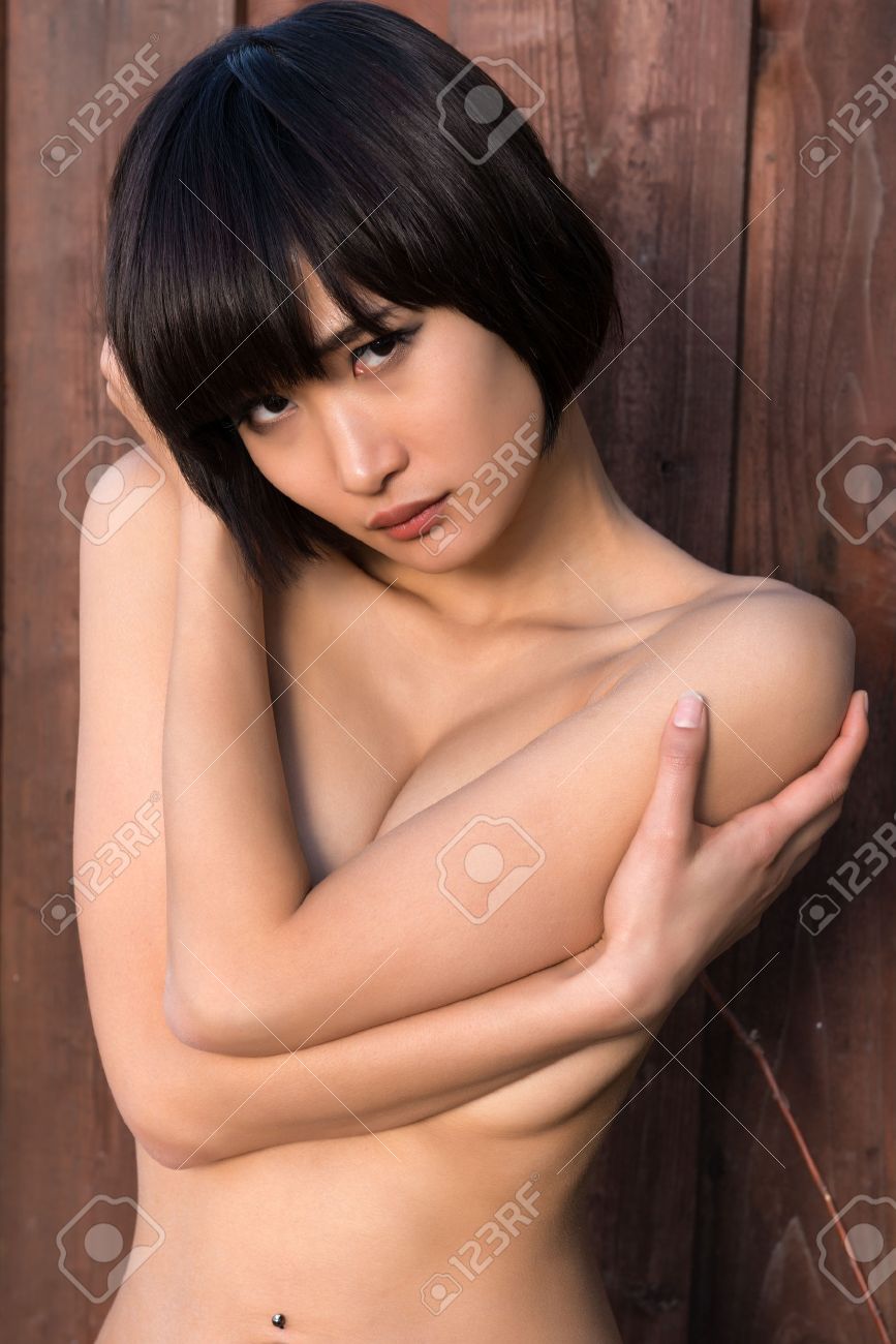 Belle Jeune Femme Japonaise Nue Contre Une Clôture En Bois Banque D'Images  et Photos Libres De Droits. Image 24803405