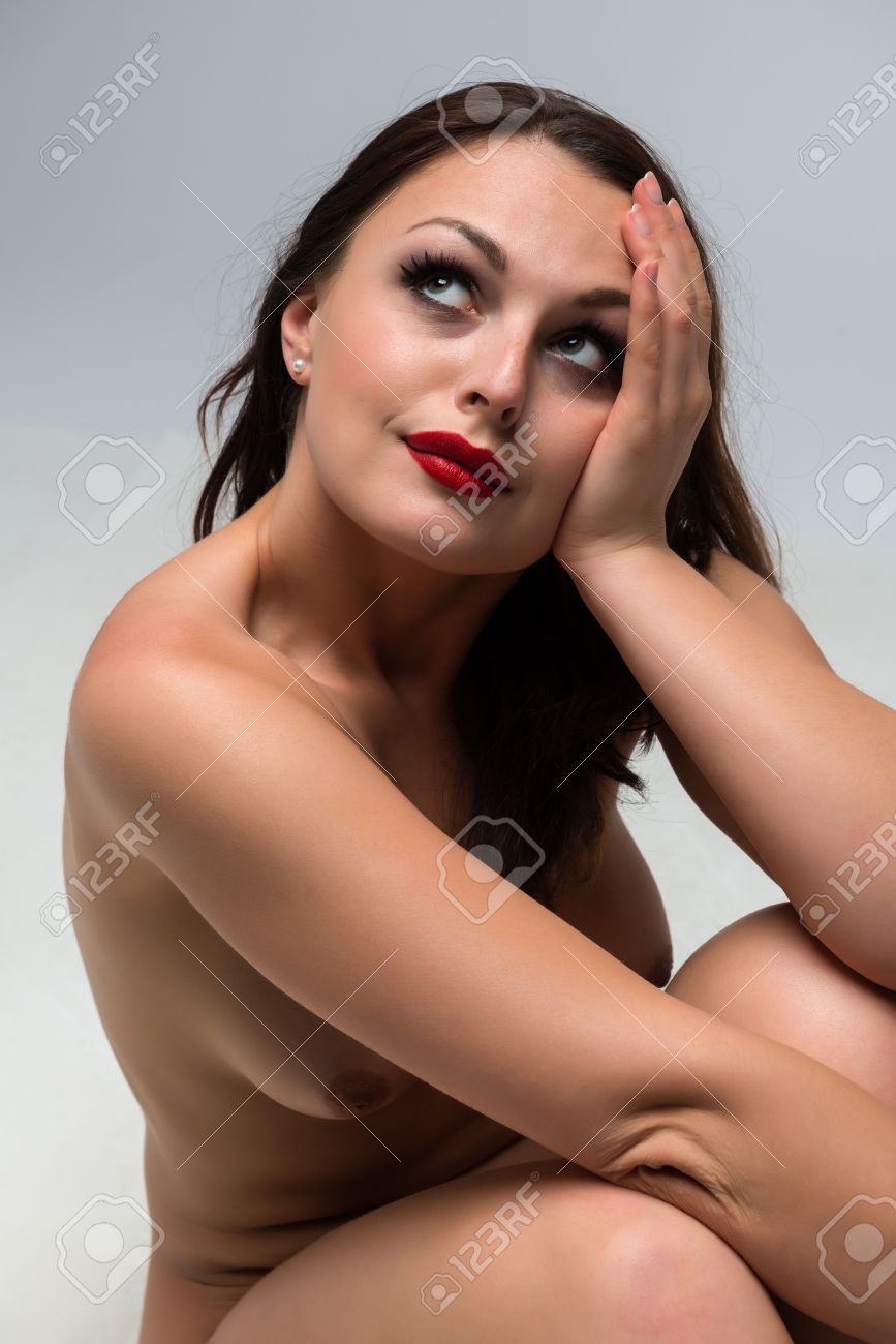 Mulher Ucraniana Nua Que Senta-se No Chão Foto Royalty Free, Gravuras,  Imagens e Banco de fotografias. Image 27747322