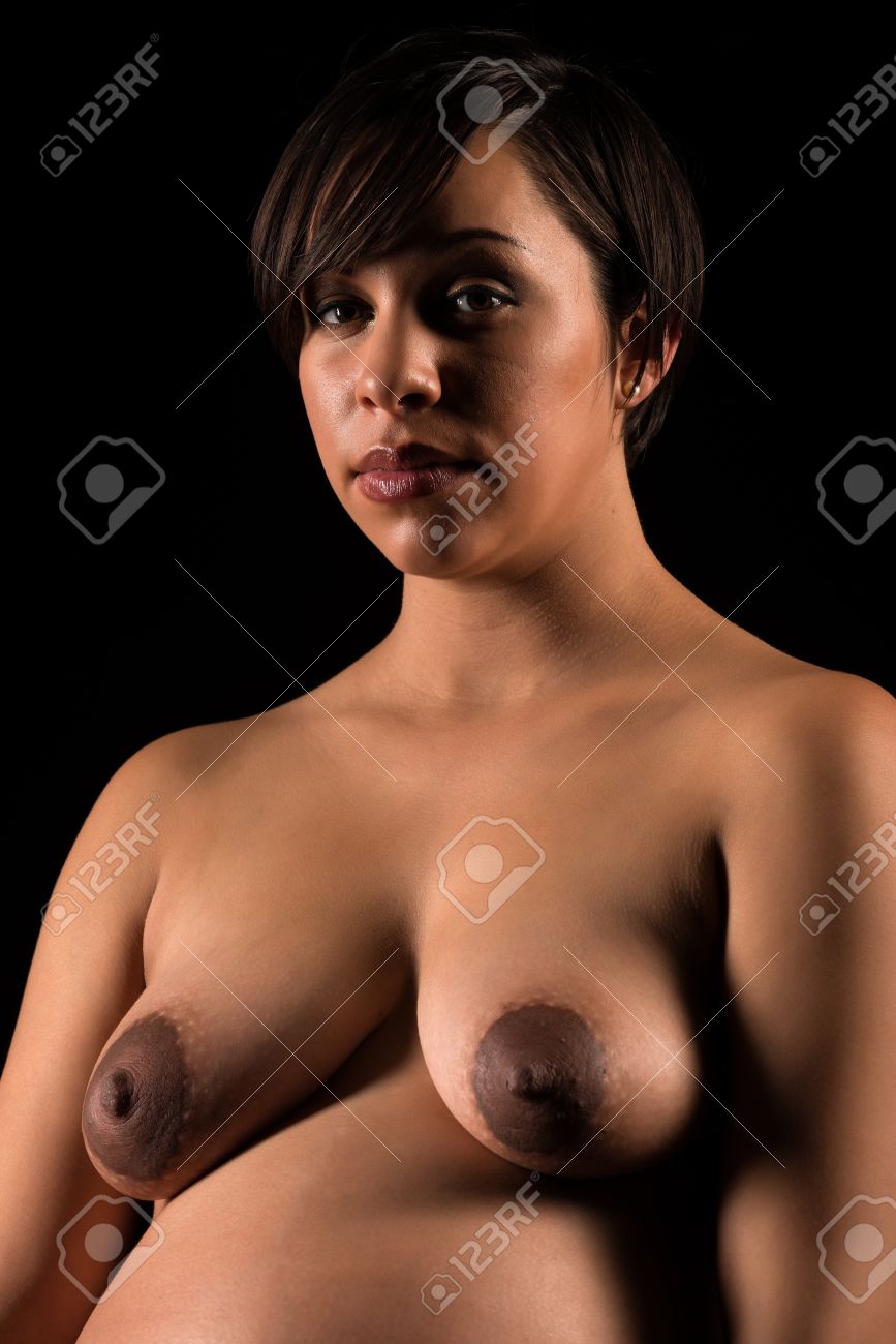 出産ヌード 深い影に若い妊婦ヌードの写真素材・画像素材 Image 53769648