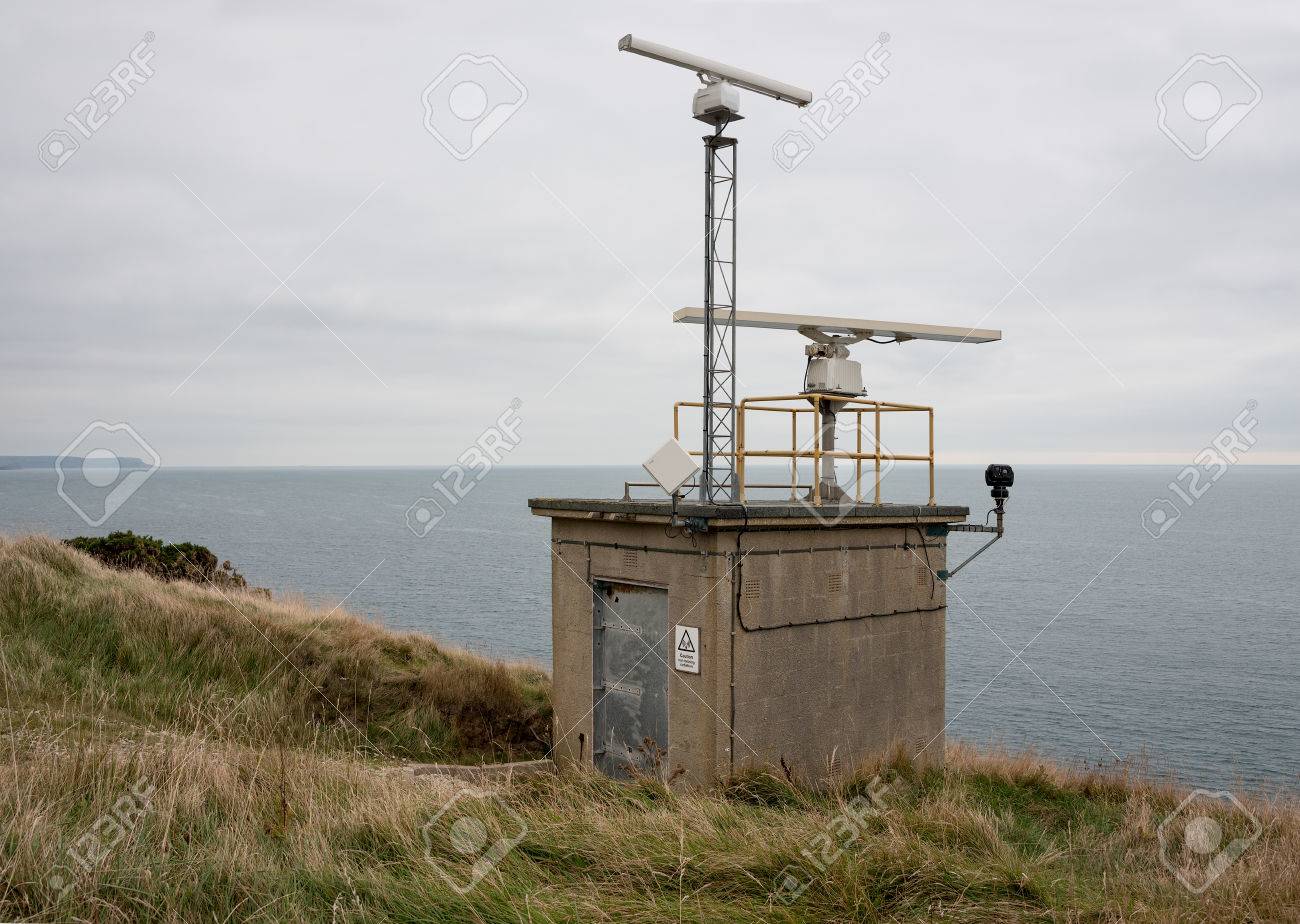 70439562-estación-de-radares-costeros-en-la-parte-superior-de-un-acantilado.jpg