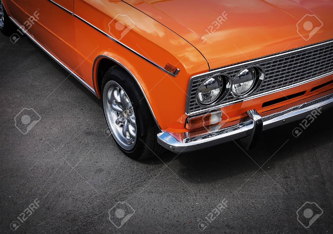 レトロなオレンジ色の車からのヘッドライトのクローズ アップ 道路上の古い車 の写真素材 画像素材 Image