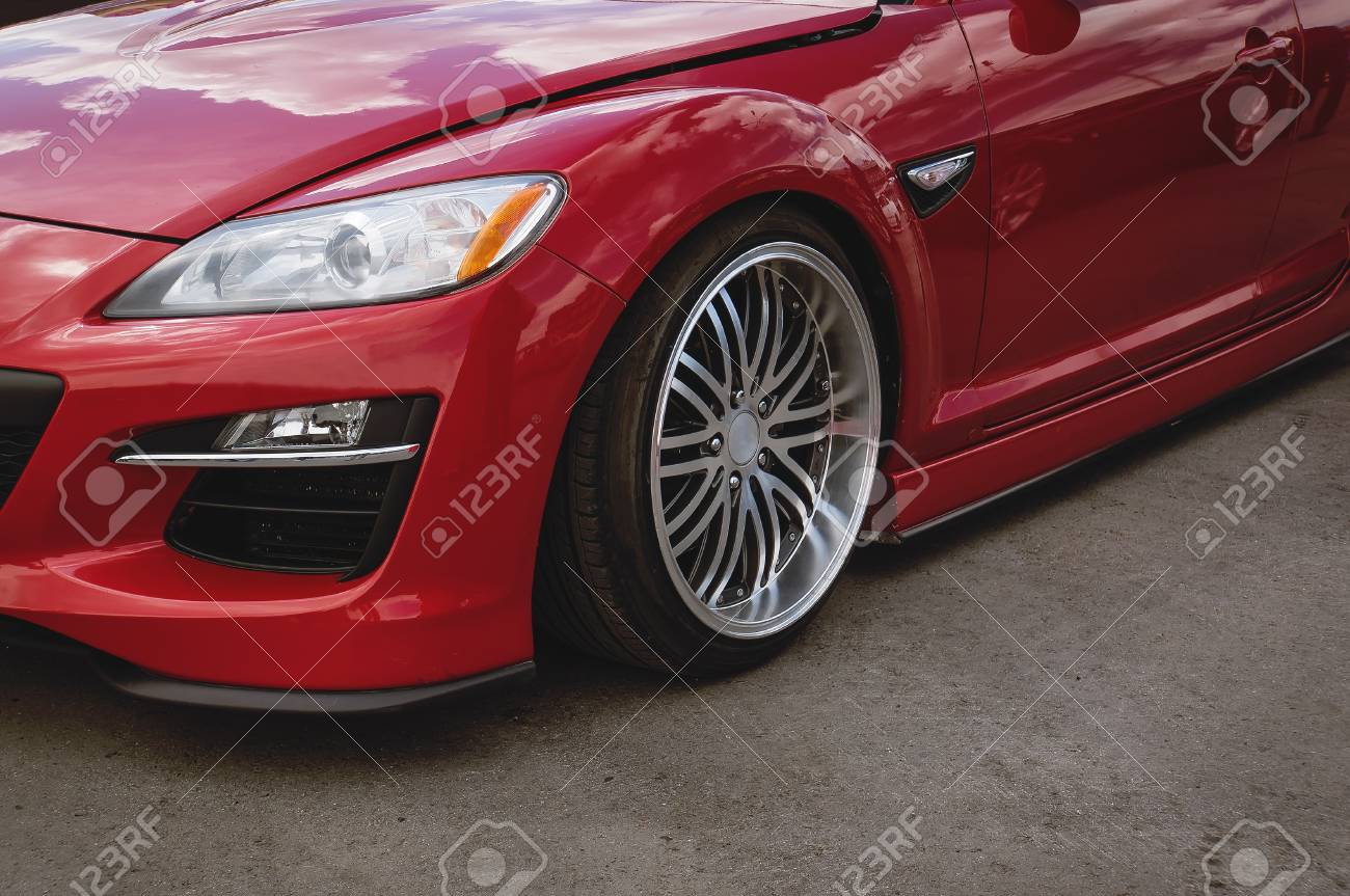 桜の赤い車大きい軽合金ホイールとフロントの詳細 の写真素材 画像素材 Image 9978