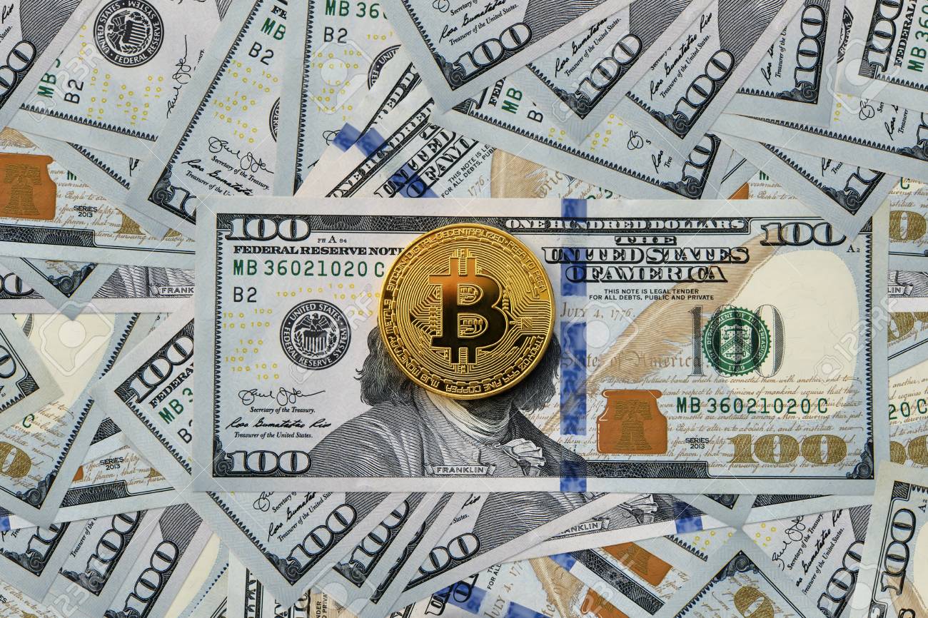 비트 코인과 달러. 코인 골드 비트 코인 100 달러 지폐. 미국 달러의 지폐의 더미의 질감. 암호 화폐 채굴에 대한 수입.  Cryptocurrency 비율이 증가했습니다. 로열티 무료 사진, 그림, 이미지 그리고 스톡포토그래피. Image 91669415