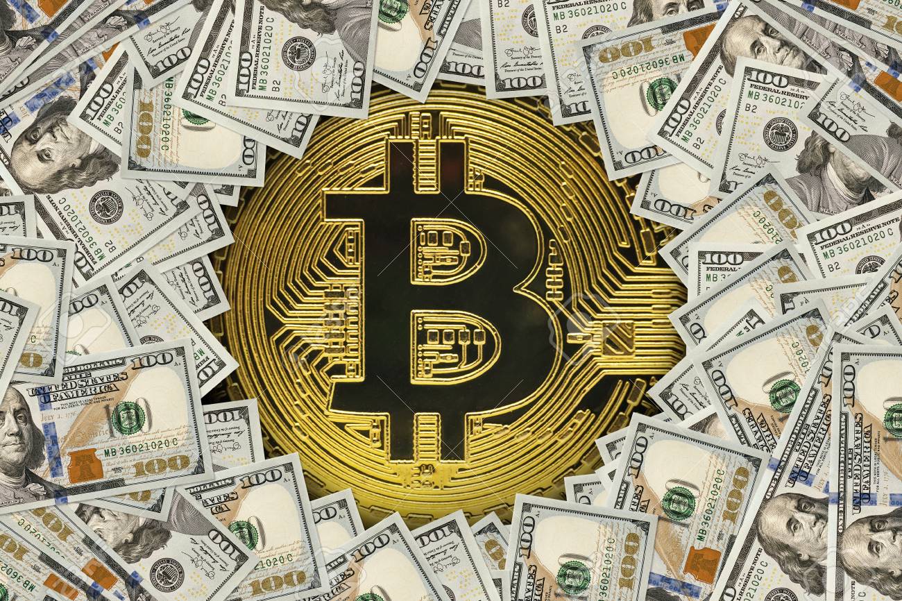 Bitcoin De Oro En Nosotros Concepto De Intercambio De Dinero Electrónico De  Billetes De Dólar. Textura De La Pila De Billetes De Banco De Dólares  Americanos. Ganancias En La Minería De Criptomonedas.