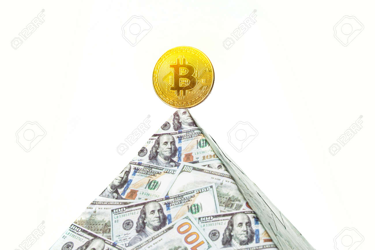 Moneda De Oro Bitcoin Y Fondo Blanco. Concepto De Criptomoneda Virtual.  Crecimiento De Bitcoins. Éxito De Las Criptomonedas. La Pirámide Financiera  Global De Las Criptomonedas Fotos, retratos, imágenes y fotografía de  archivo